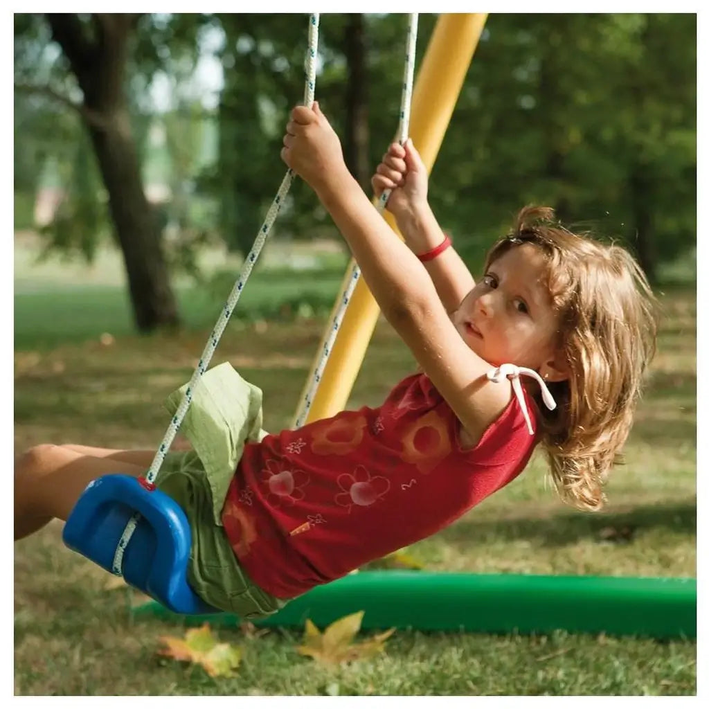 Altalena Doppia Chicco Super Swing è perfetta per il divertimento all'aperto. Con due seggiolini inclusi per bambini dai 1 anno in su 2