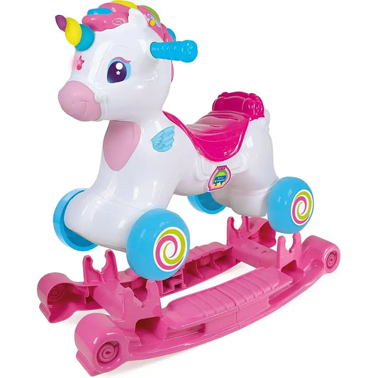Nuvola Dolce Unicorno è un gioco 3 in 1: dondolo, cavalcabile e centro attività interattivo. Con suoni, luci e funzioni educative, insegna lettere, numeri e animali in italiano e inglese.Per Bambini 1-2-3 anni Clementoni 17753 Parlante