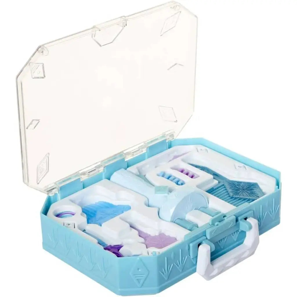 La valigetta Frozen con accessori per capelli è il set perfetto per bambine creative! Contiene hair twirler, mollette ed elastici per acconciature da favola.5