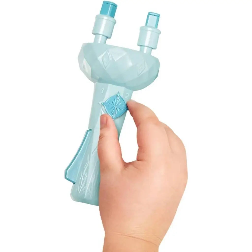 La valigetta Frozen con accessori per capelli è il set perfetto per bambine creative! Contiene hair twirler, mollette ed elastici per acconciature da favola.9