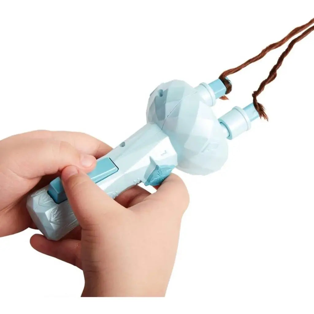 La valigetta Frozen con accessori per capelli è il set perfetto per bambine creative! Contiene hair twirler, mollette ed elastici per acconciature da favola.10