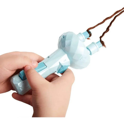 La valigetta Frozen con accessori per capelli è il set perfetto per bambine creative! Contiene hair twirler, mollette ed elastici per acconciature da favola.10