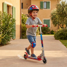 Bambino con Monopattino Spiderman