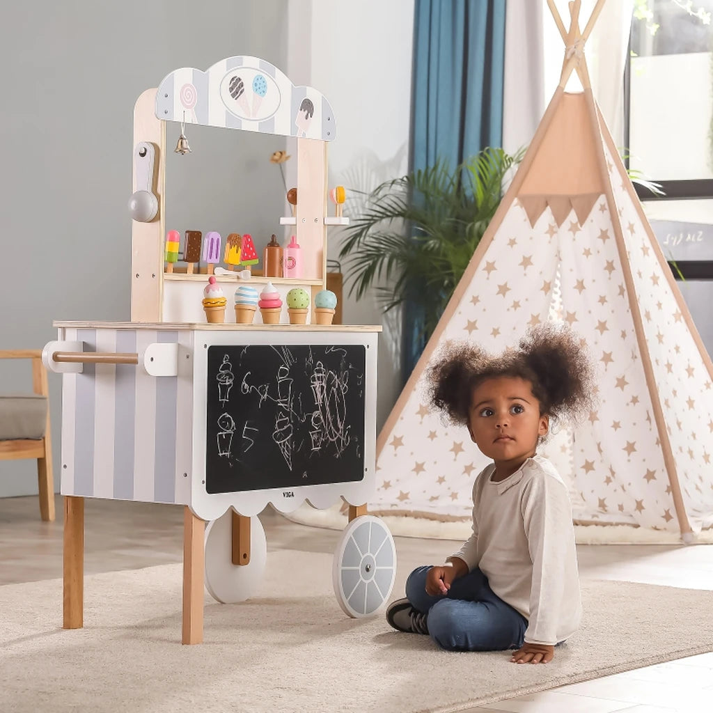 Negozio mobile Viga 3in1 in legno (Gelateria, Pasticceria, Negozio). Include accessori realistici e lavagna per il menu. Sviluppa creatività e logica. Età 3+.10