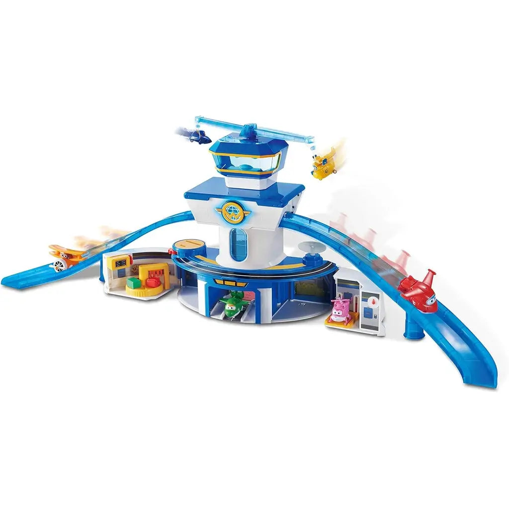 Playset Aeroporto Super Wings, il giocattolo ideale per bambini dai 3 anni in su. Con luci, suoni e personaggi Jett e Donnie trasformabili