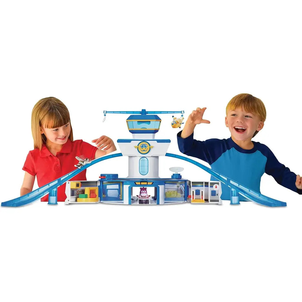 Playset Aeroporto Super Wings, il giocattolo ideale per bambini dai 3 anni in su. Con luci, suoni e personaggi Jett e Donnie trasformabili