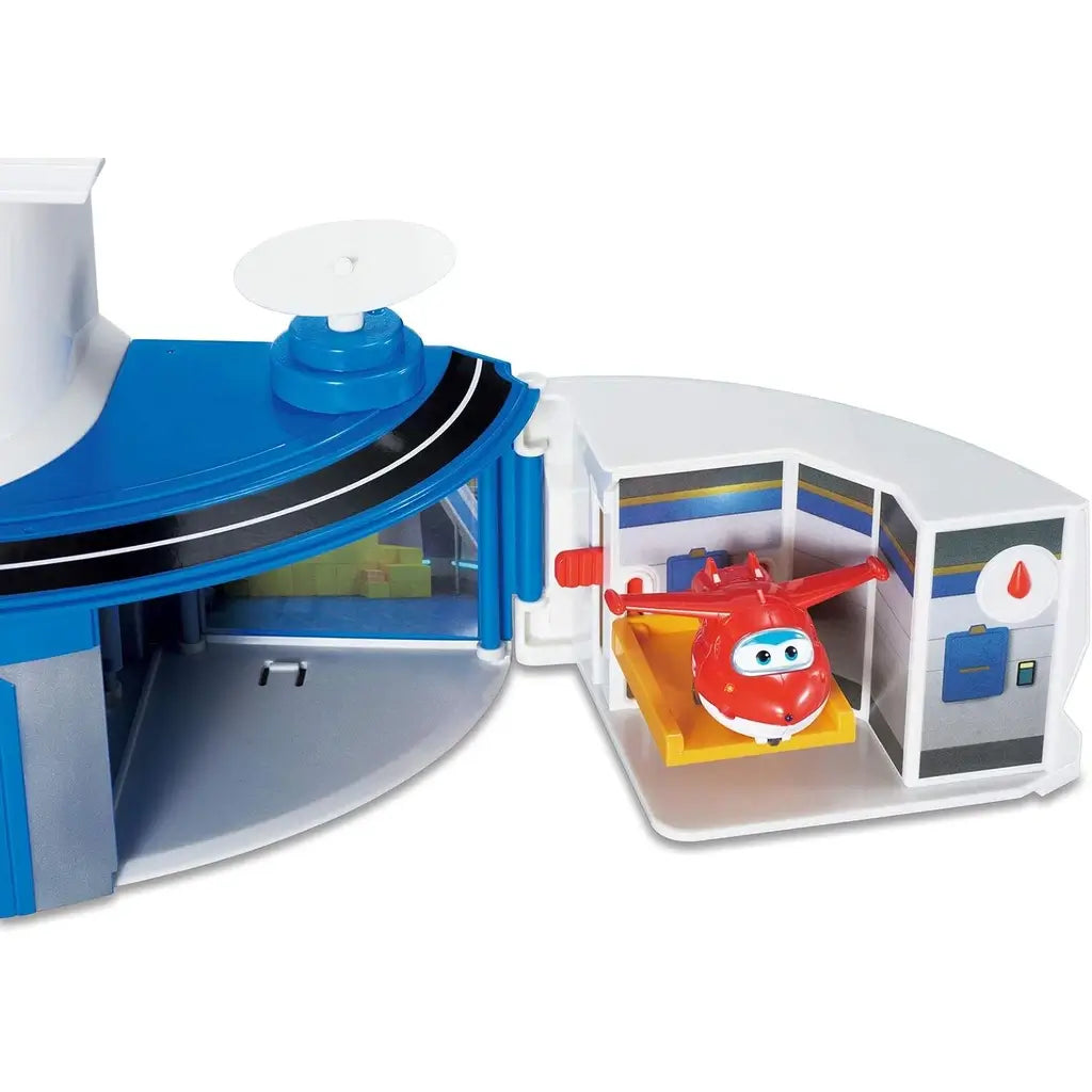 Playset Aeroporto Super Wings, il giocattolo ideale per bambini dai 3 anni in su. Con luci, suoni e personaggi Jett e Donnie trasformabili