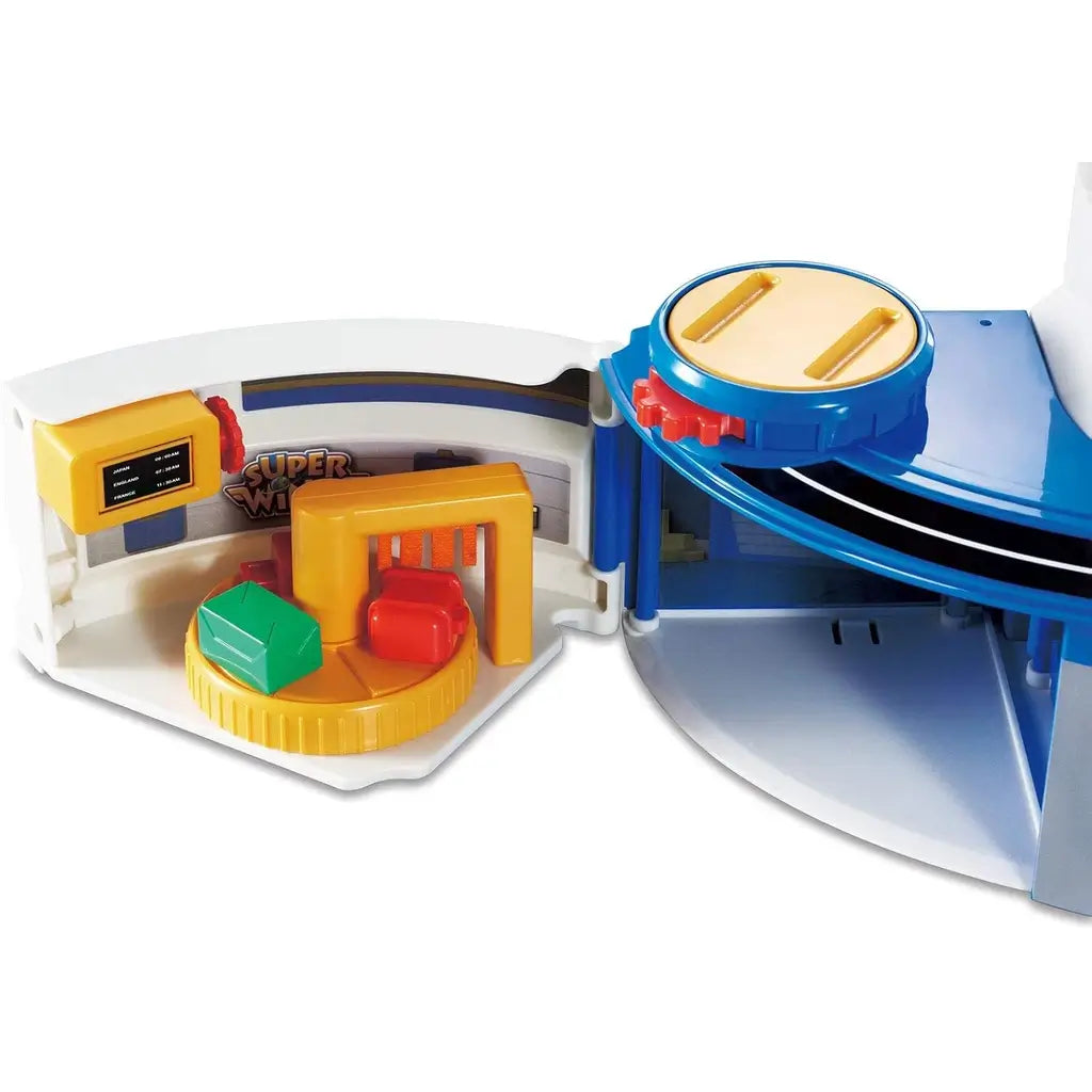 Playset Aeroporto Super Wings, il giocattolo ideale per bambini dai 3 anni in su. Con luci, suoni e personaggi Jett e Donnie trasformabili