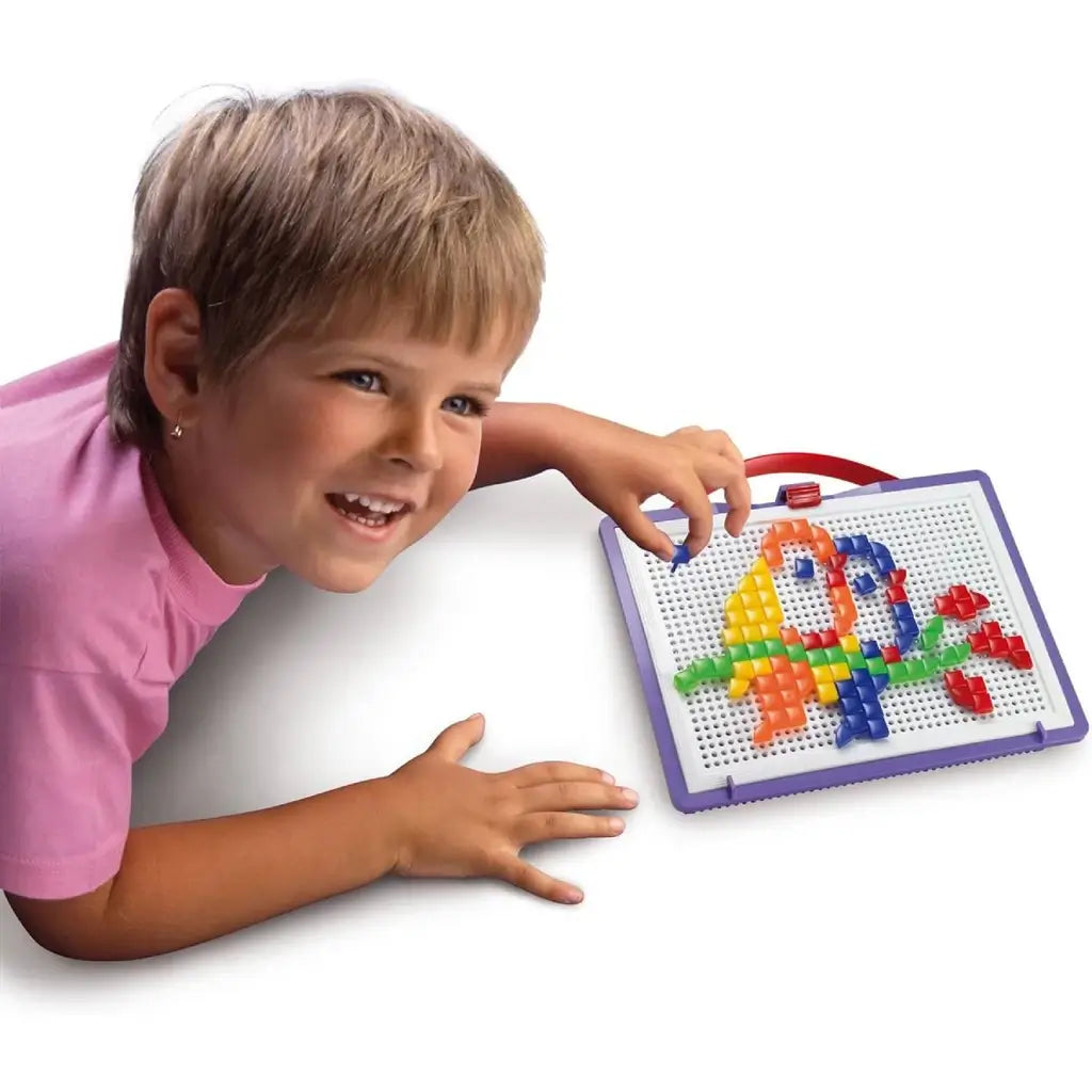 Il Fantacolor Portable di Quercetti con 100 chiodini quadrati è il gioco perfetto per stimolare la creatività dei bambini dai 3 ai 6 anni. Facile da trasportare e con tavoletta richiudibile, offre infinite possibilità di mosaici colorati, rendendolo ideale per viaggi e momenti creativi.5