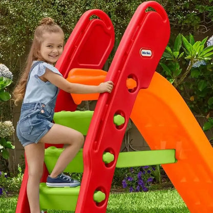 Scivolo Gigante Little Tikes! Progettato per bambini dai 2 ai 6 anni, offre sicurezza grazie ai gradini larghi, maniglie integrate e base stabile. Facile da piegare, ideale per il giardino. Lunghezza scivolo di 2 metri 3