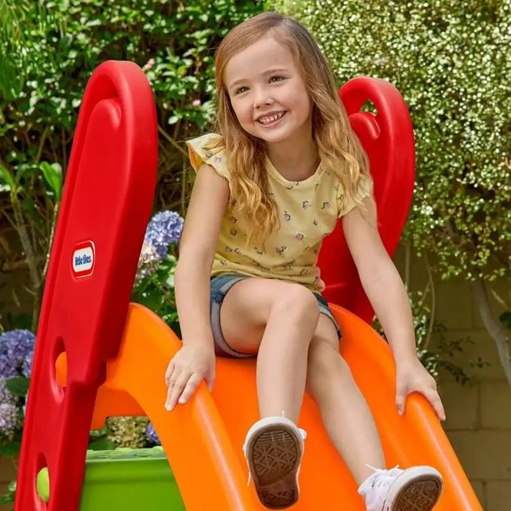 Scivolo Gigante Little Tikes! Progettato per bambini dai 2 ai 6 anni, offre sicurezza grazie ai gradini larghi, maniglie integrate e base stabile. Facile da piegare, ideale per il giardino. Lunghezza scivolo di 2 metri 4