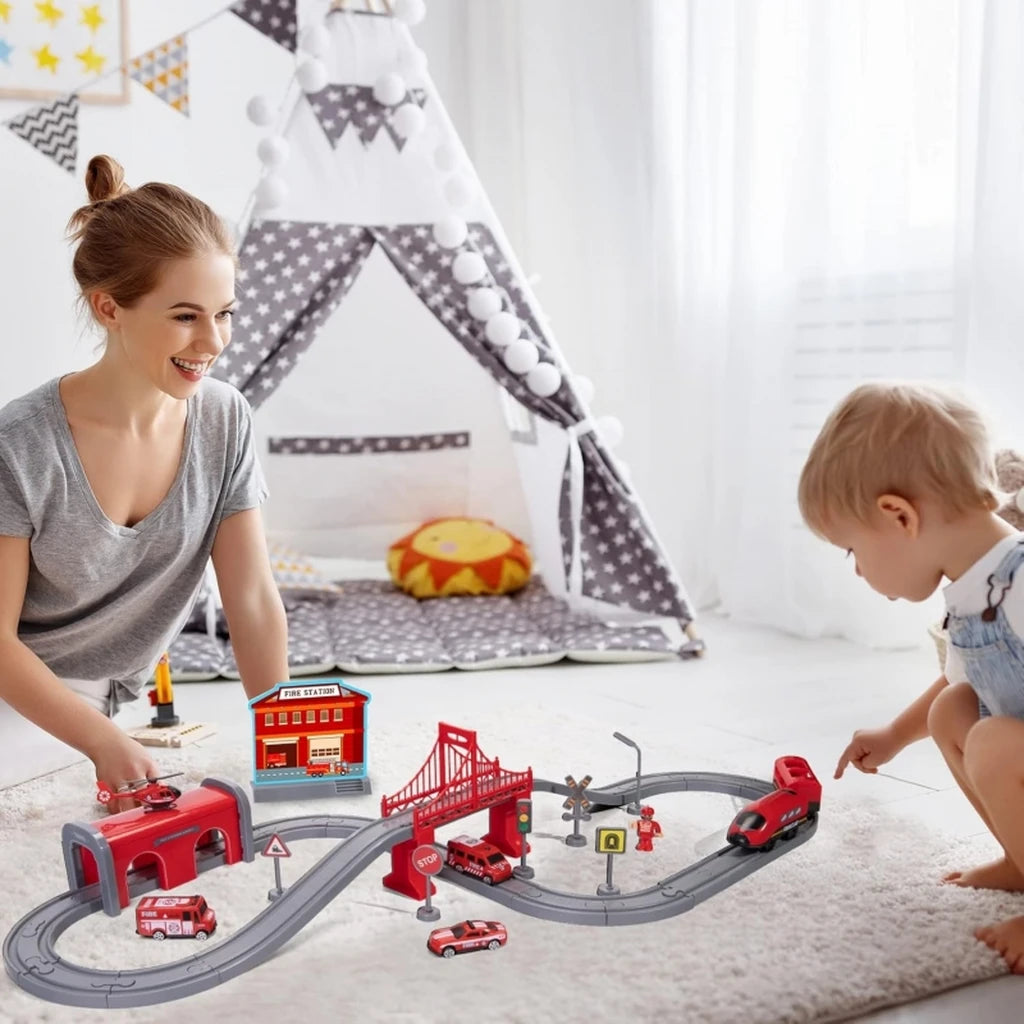 Set treno elettrico Woopie da 66 pezzi con locomotiva, vagoni magnetici, caserma, ponte e tunnel. Con luci e suoni realistici. Ideale per bimbi dai 3 anni.2