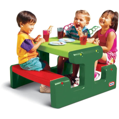 Il Tavolo da Picnic Little Tikes è ideale per giochi e pasti all’aperto. Ospita fino a 4 bambini, è leggero, resistente e facile da spostare. Perfetto per giardino o spazi esterni interni con sedie 2