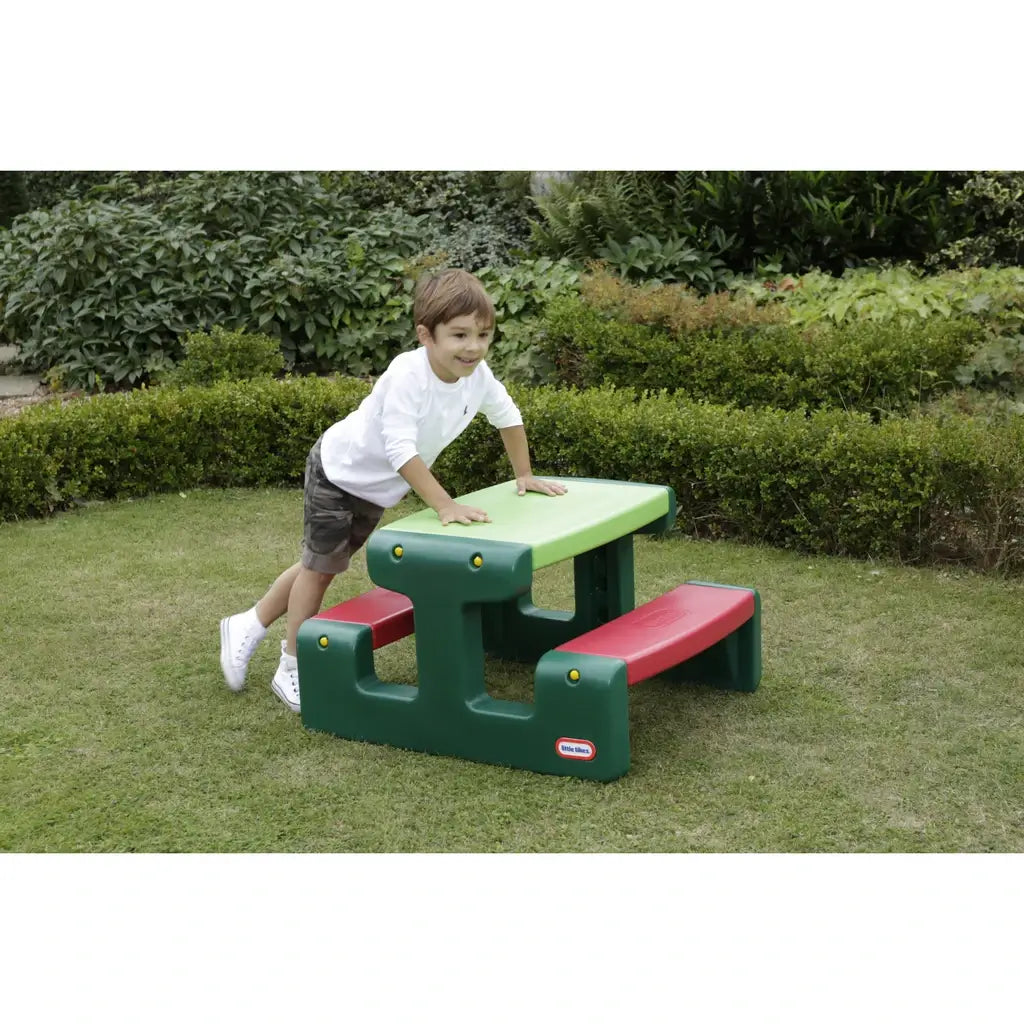 Il Tavolo da Picnic Little Tikes è ideale per giochi e pasti all’aperto. Ospita fino a 4 bambini, è leggero, resistente e facile da spostare. Perfetto per giardino o spazi esterni interni con sedie 3