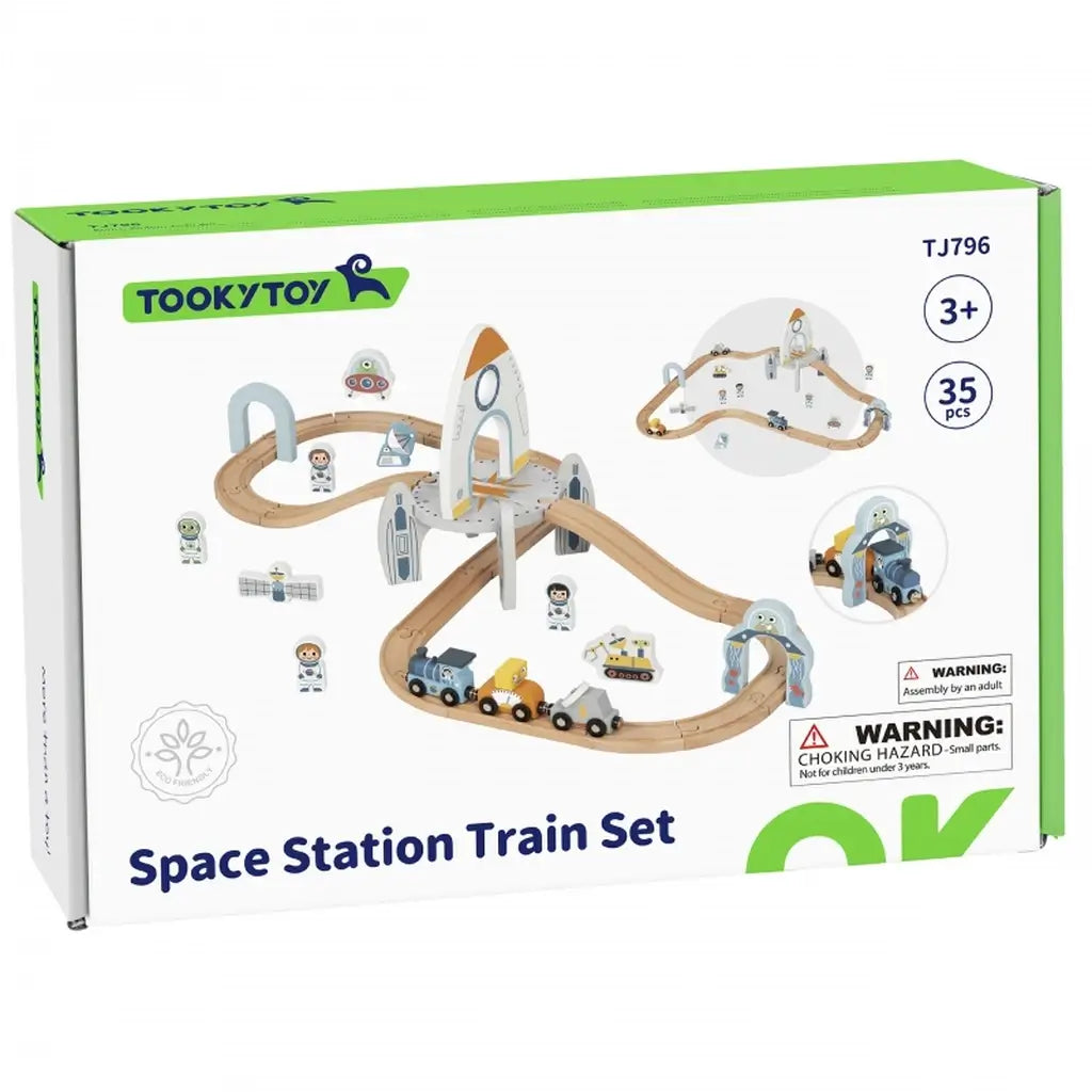 Treno in legno multilivello a tema spaziale con binari, astronauti e razzo. Sviluppa creatività e motricità. Età: 3+ anni.11