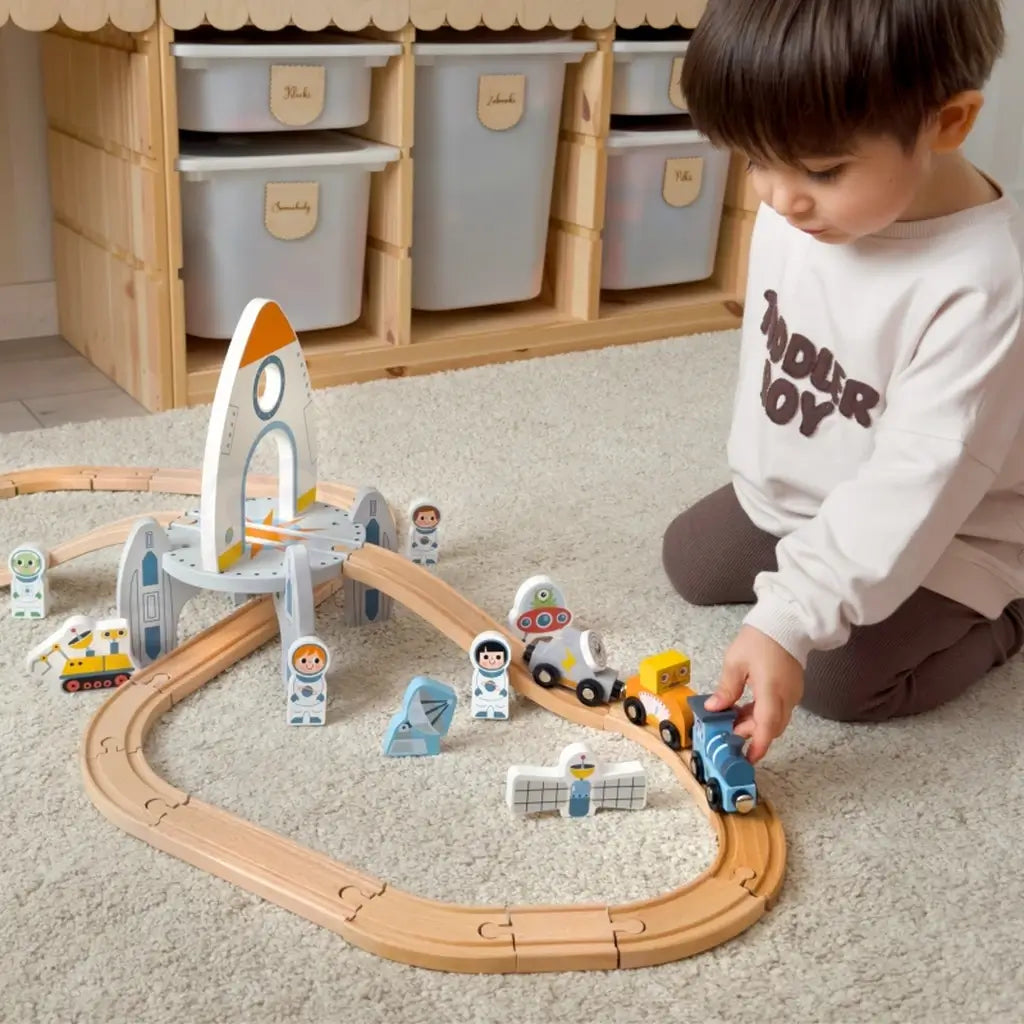 Treno in legno multilivello a tema spaziale con binari, astronauti e razzo. Sviluppa creatività e motricità. Età: 3+ anni.5