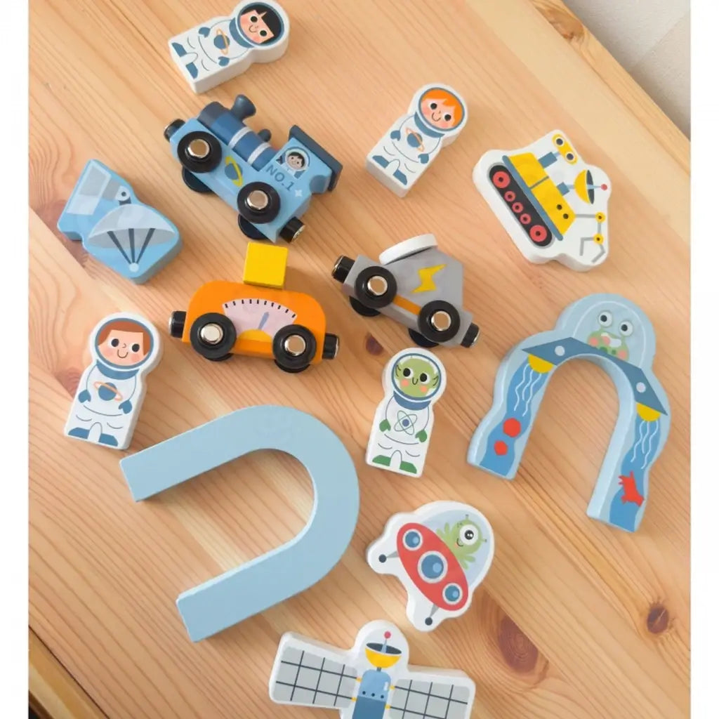 Treno in legno multilivello a tema spaziale con binari, astronauti e razzo. Sviluppa creatività e motricità. Età: 3+ anni.6