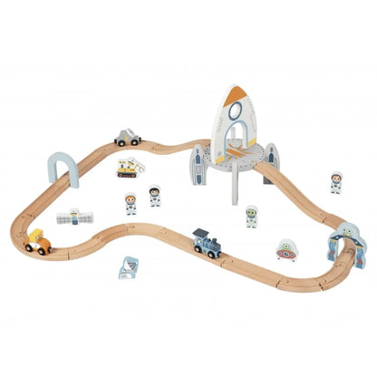 Treno in legno multilivello a tema spaziale con binari, astronauti e razzo. Sviluppa creatività e motricità. Età: 3+ anni.7