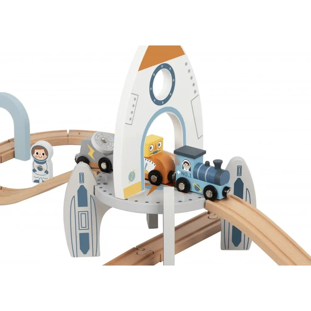 Treno in legno multilivello a tema spaziale con binari, astronauti e razzo. Sviluppa creatività e motricità. Età: 3+ anni.8