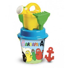 Set da spiaggia Barbapapà Grandi Giochi con secchiello azzurro grafica personaggi annaffiatoio giallo rastrello paletta verde e stampo ancora rosso