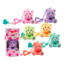 Quattro pupazzetti orsetto Coccolotti Love & Tell 4Ever in confezione cilindrica, colori verde, turchese, oro e lilla, con finestra trasparente