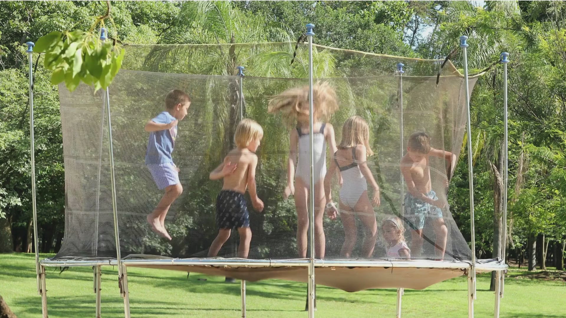 Carica il video: Trampolini elastici per bambini e adulti - ideali per giardino, fitness e divertimento all&#39;aperto